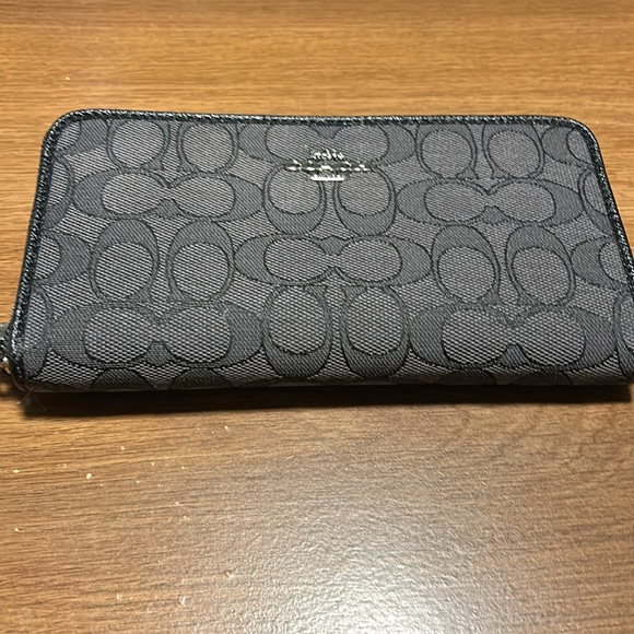 Coach Jacquard handbag with matching wallet. - Picture 4 of 5